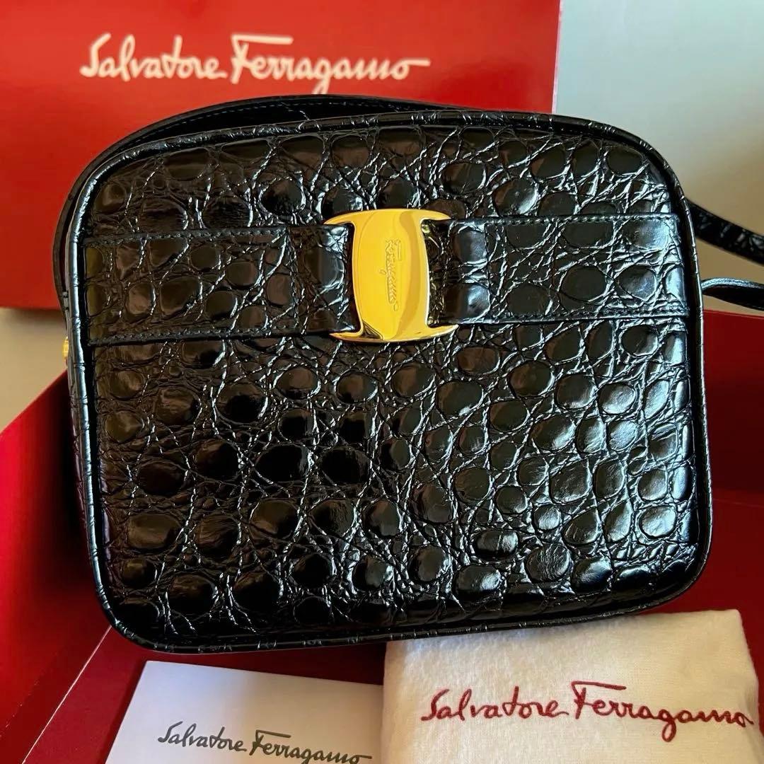 フェラガモ　ヴァラ　クロコ型押し ショルダーバッグ　ブラック