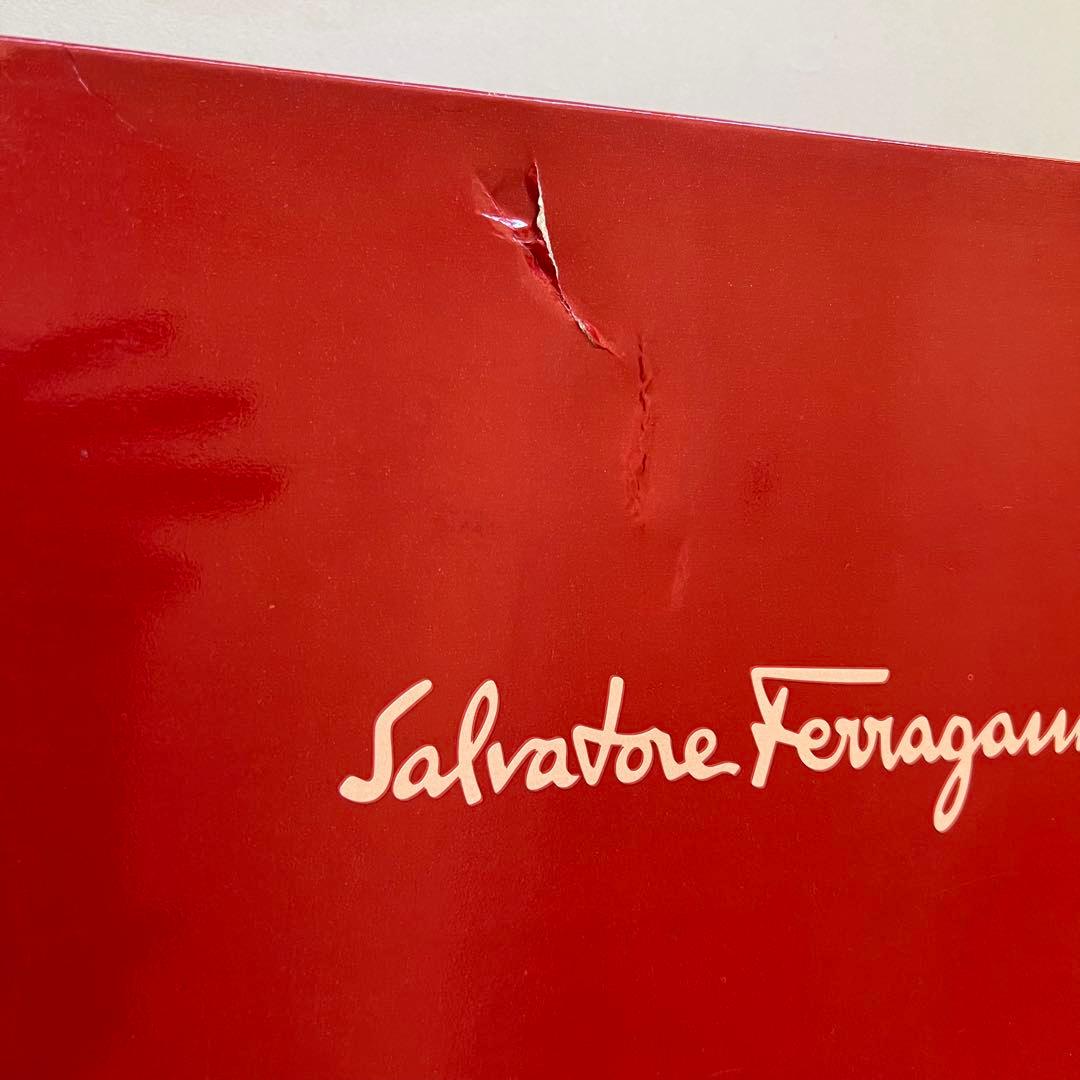 フェラガモ　ヴァラ　クロコ型押し ショルダーバッグ　ブラック