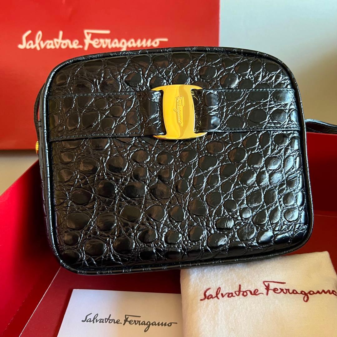フェラガモ　ヴァラ　クロコ型押し ショルダーバッグ　ブラック