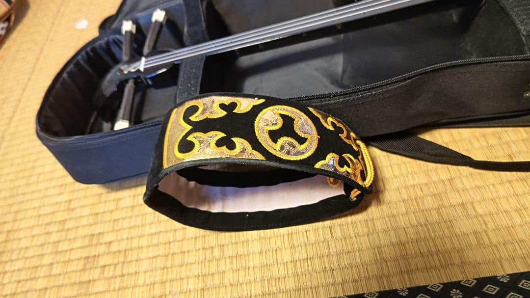 沖縄三線　本皮　蛇皮　 ソフトケース付　　黒塗