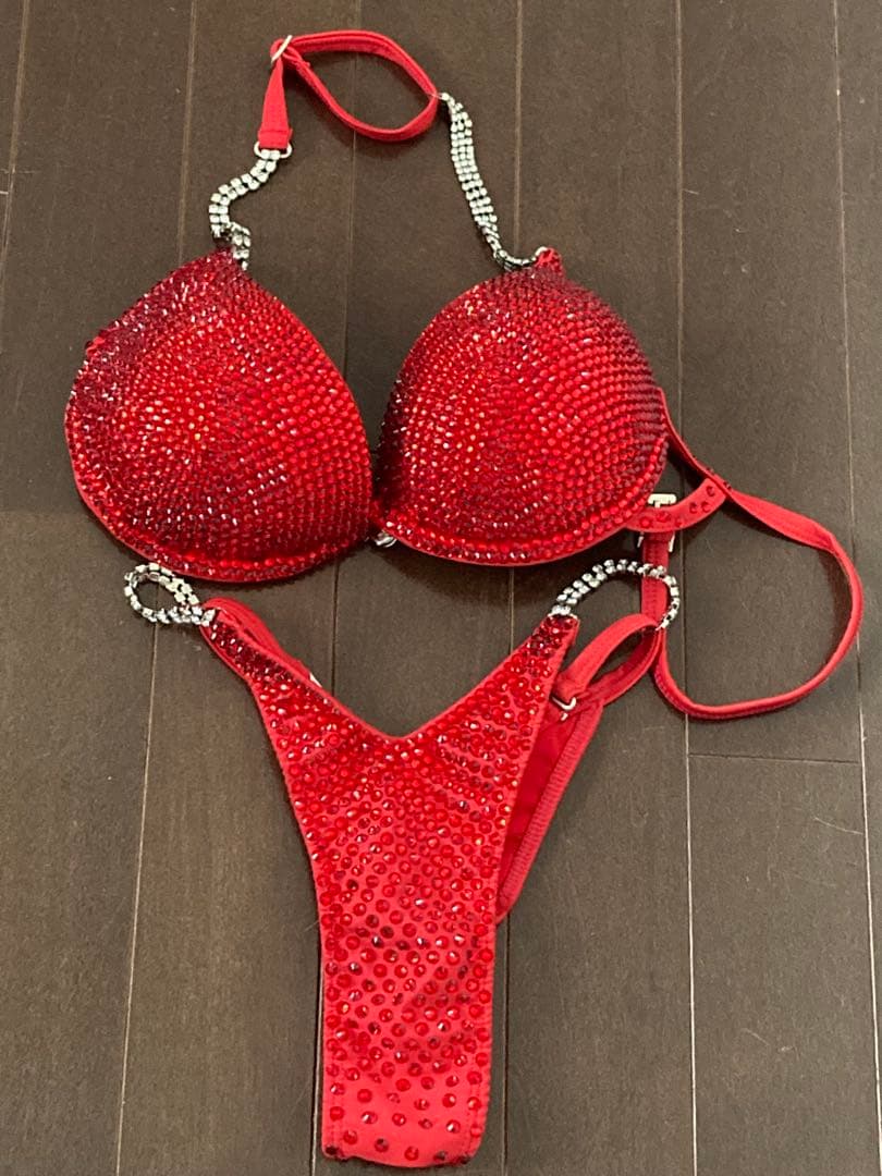 赤 コンテストビキニ