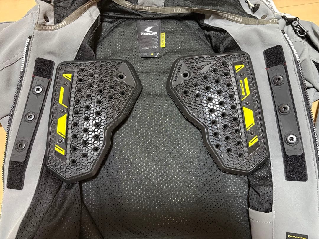 胸部プロテクター付きグレージャケット
