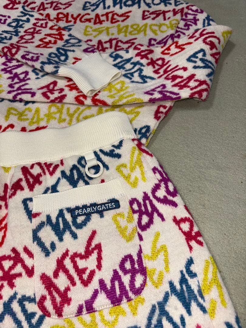 （超美品）パーリーゲイツ、落書き柄、ニットセーターとスカートのセット、サイズ0