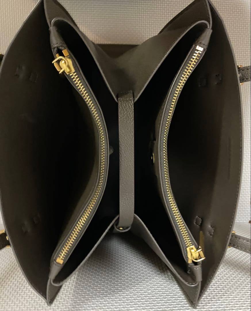 【最終価格】CHARLES & KEITH ダークモス トートバッグ