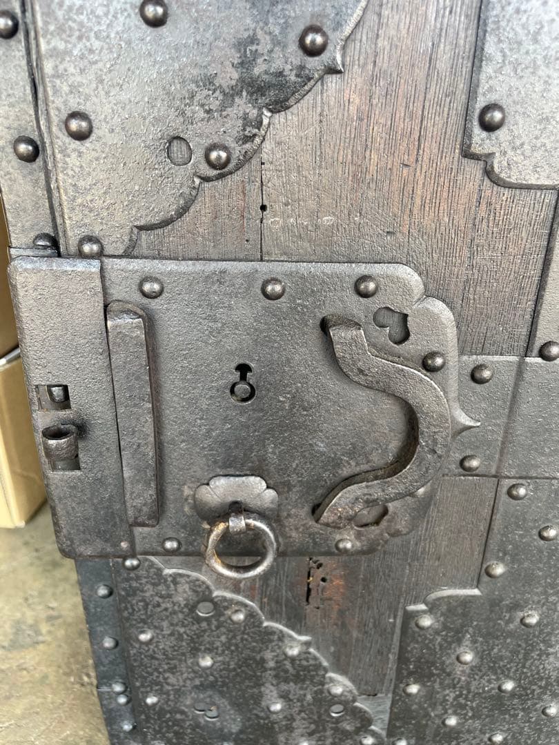 骨董 船箪笥 (金庫) 時代和箪笥 鉄地金具　　チェスト 金具装　昭和レトロ