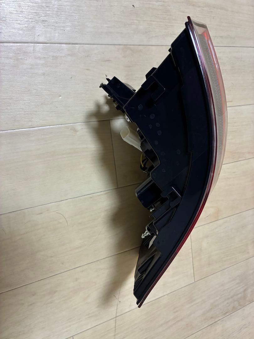 トヨタ　ランクル300系　右リヤ　レンズ