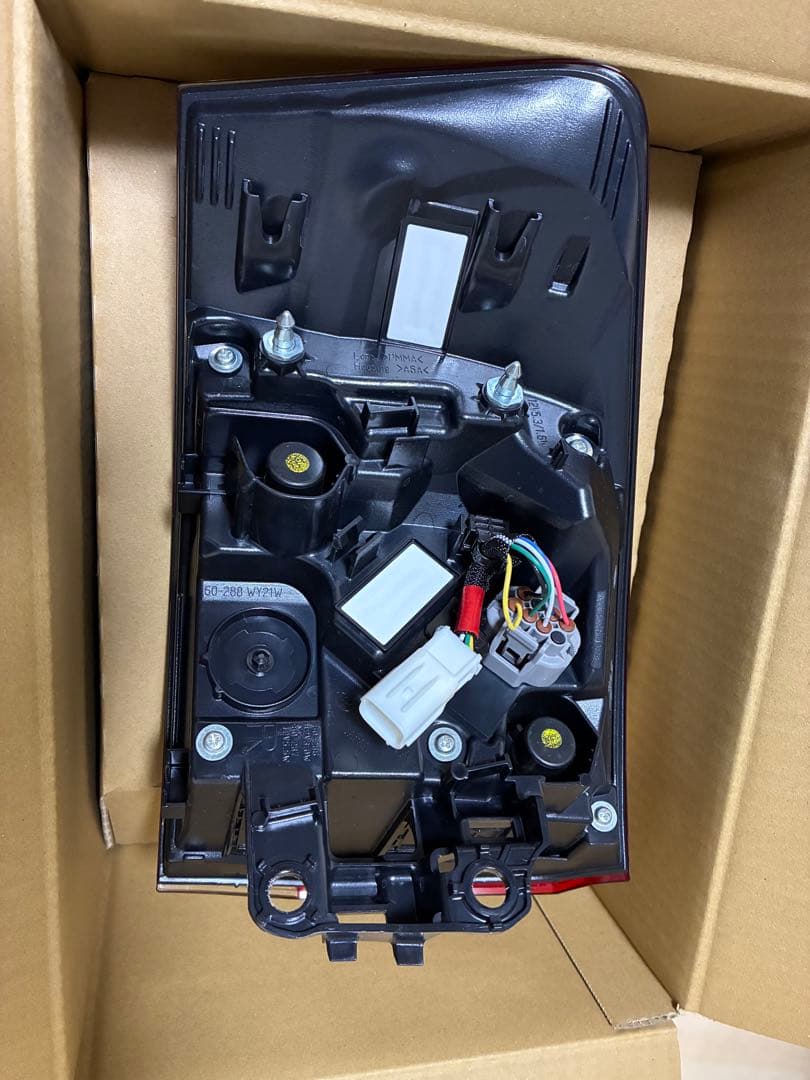 トヨタ　ランクル300系　右リヤ　レンズ