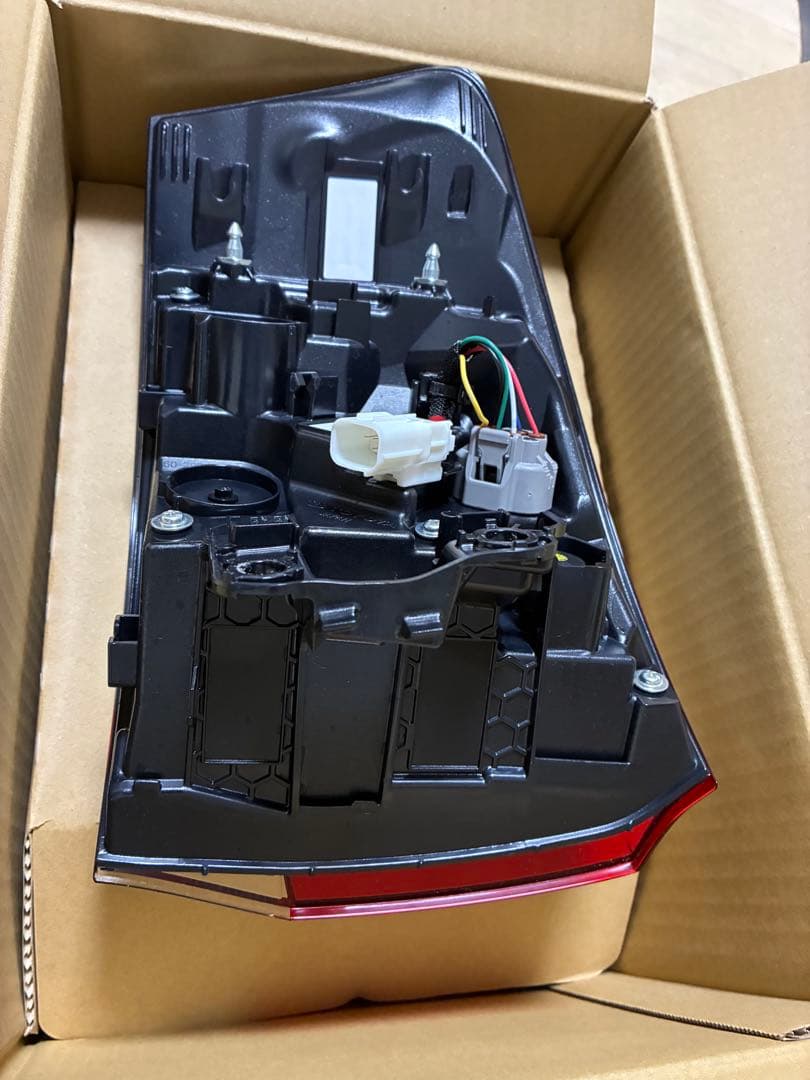 トヨタ　ランクル300系　右リヤ　レンズ