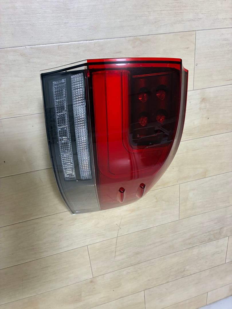 トヨタ　ランクル300系　右リヤ　レンズ