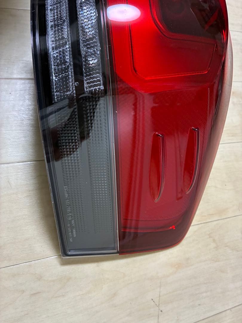 トヨタ　ランクル300系　右リヤ　レンズ