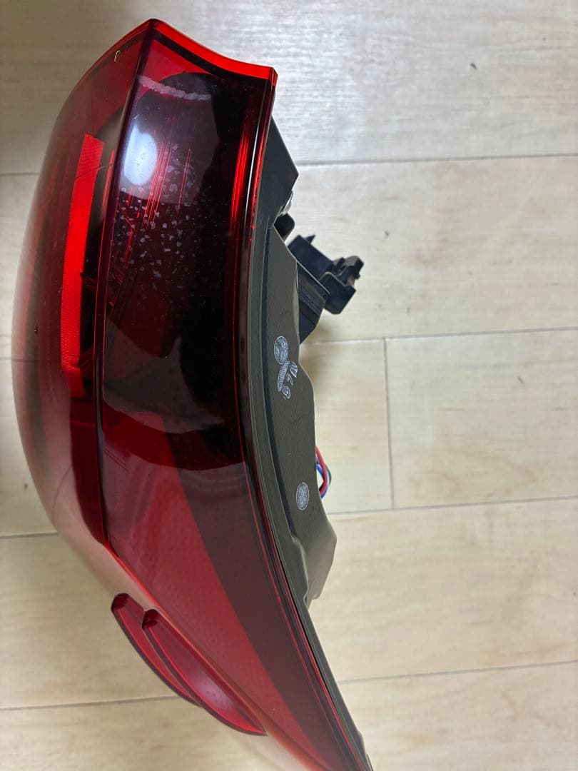 トヨタ　ランクル300系　右リヤ　レンズ