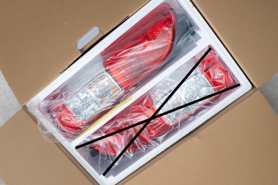 イエース8型　新品未使用　純正テールランプ　（左側）