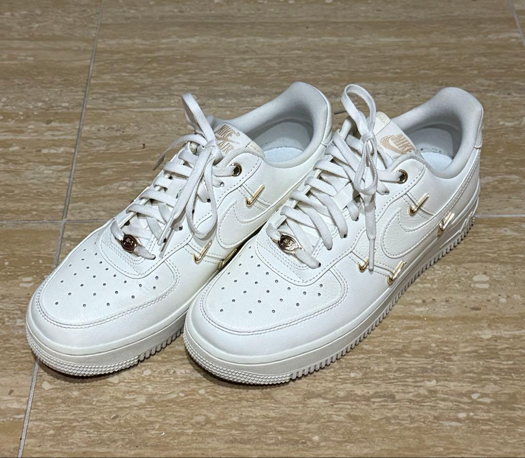 Nike Air Force 1 ホワイト ゴールドアクセント　24.5