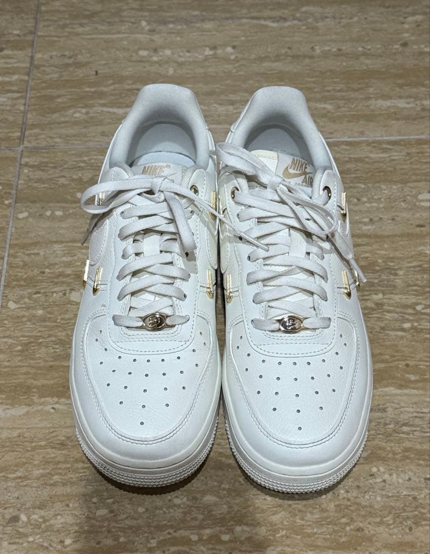 Nike Air Force 1 ホワイト ゴールドアクセント　24.5