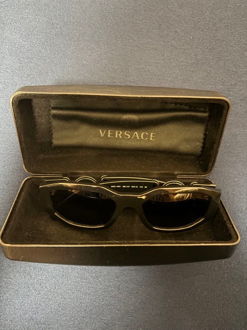 VERSACE（ヴェルサーチェ）サングラス　ブラックメデューサ