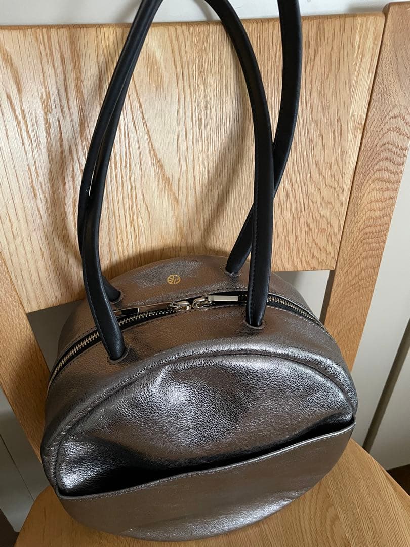 【美品】ikot レザー丸型バッグM シルバー