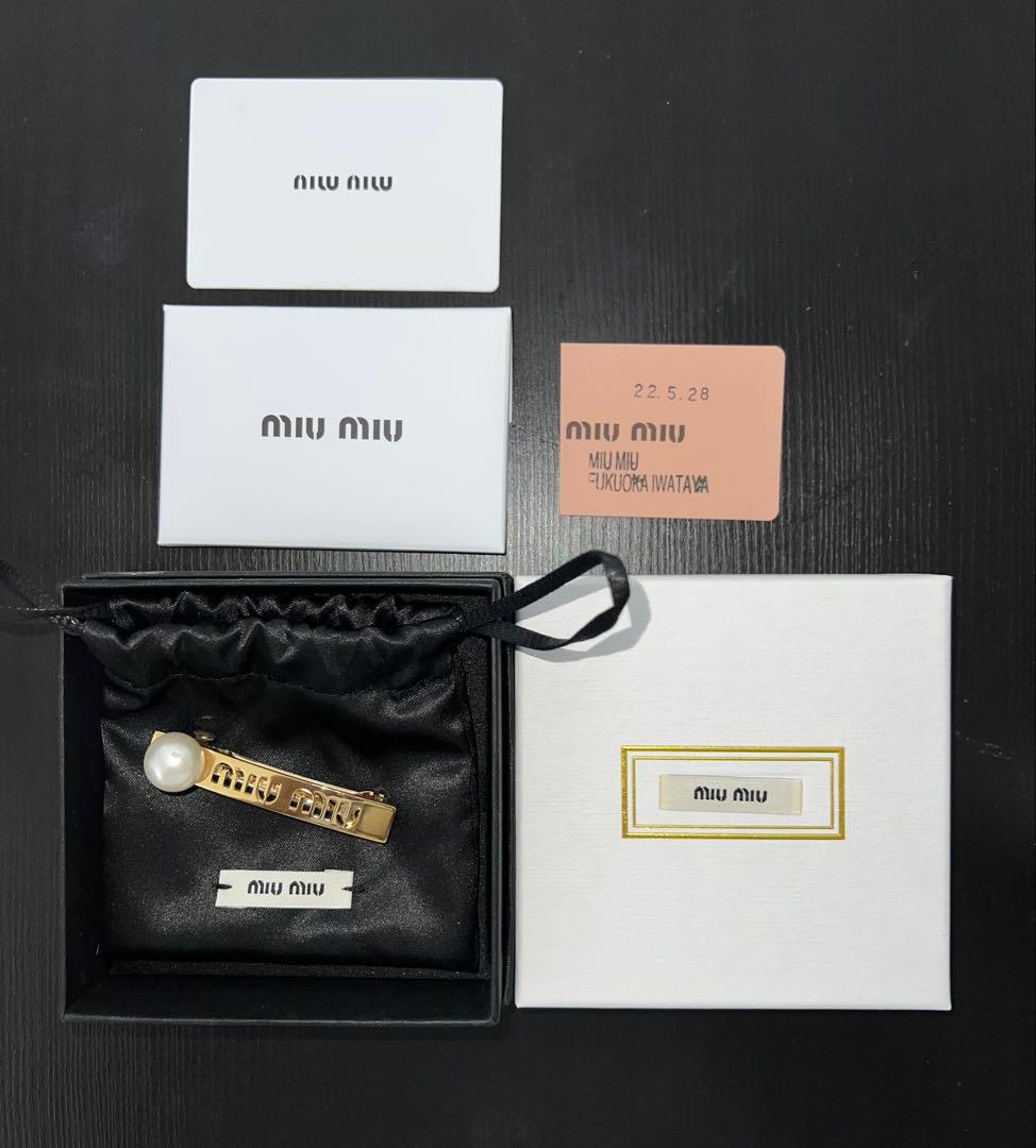 miu miu ロゴ入りパールヘアピン