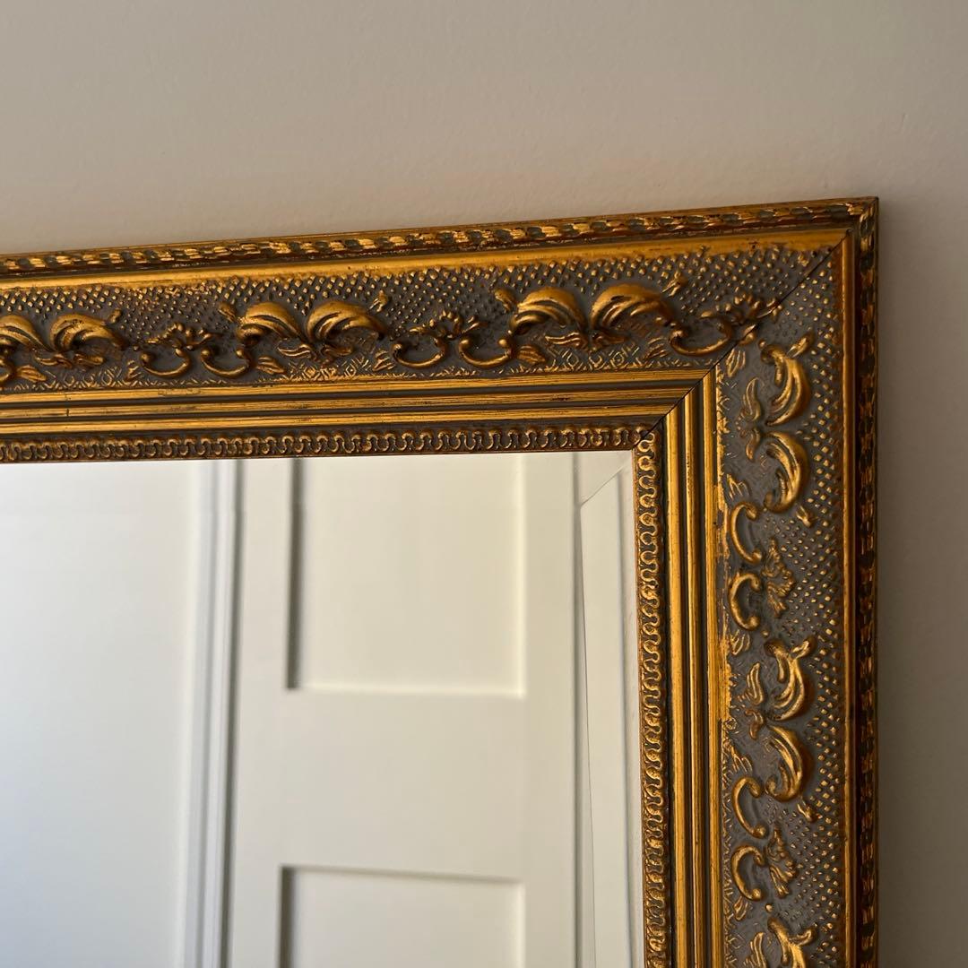 アンティーク仕上げの、エレガントなウォールミラー