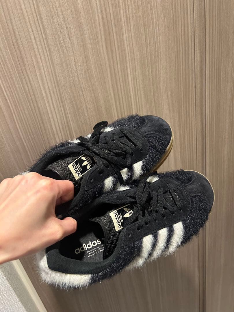 hmn adidas Gazelle ファー スニーカー 黒/白