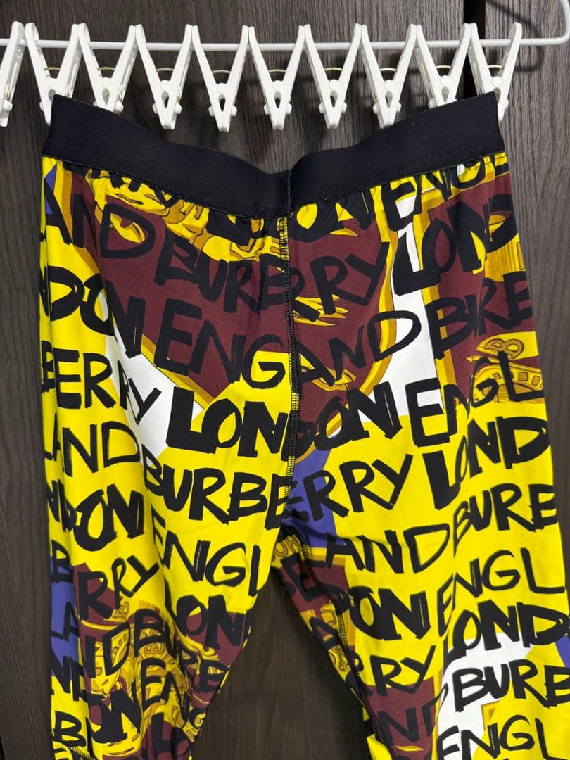BURBERRY イエローロゴプリントスキニーパンツ