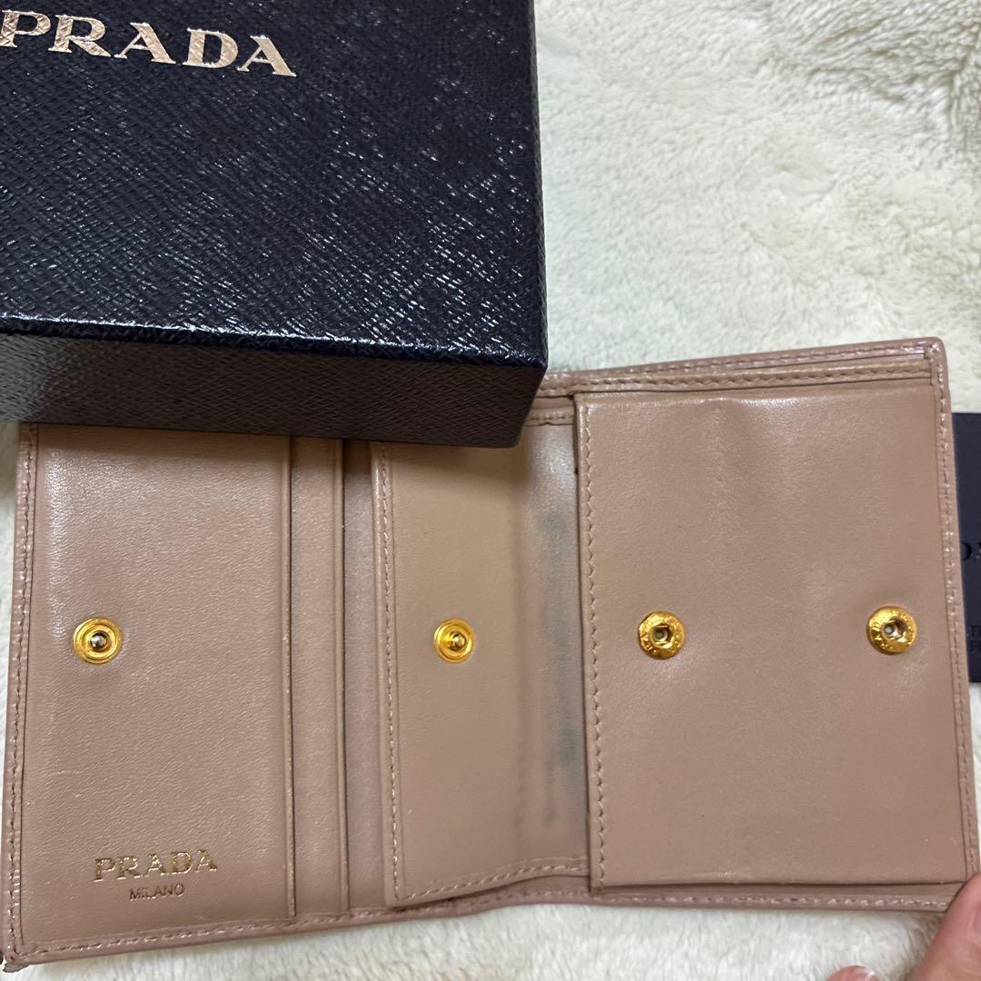 PRADA ベージュレザー二つ折り財布