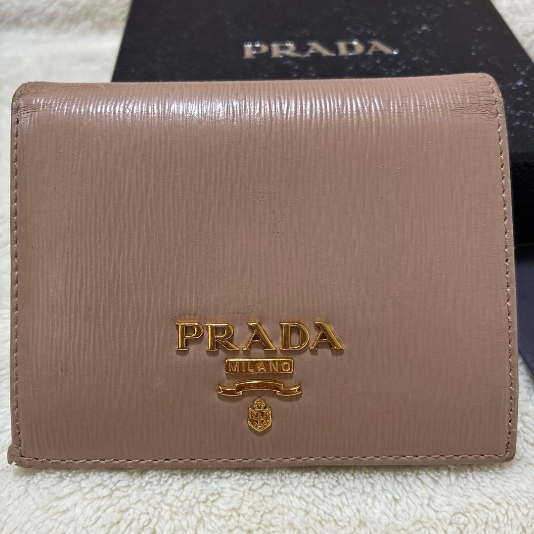 PRADA ベージュレザー二つ折り財布