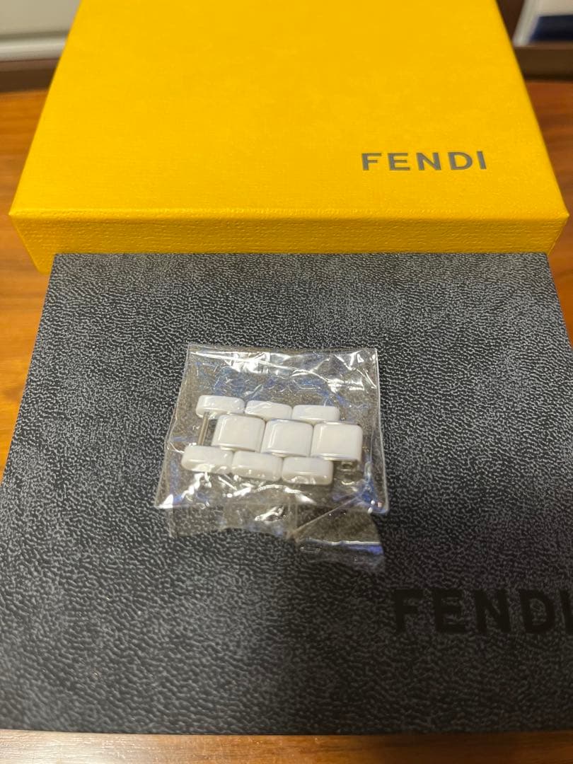 FENDI ホワイトセラミック ダイヤモンド腕時計