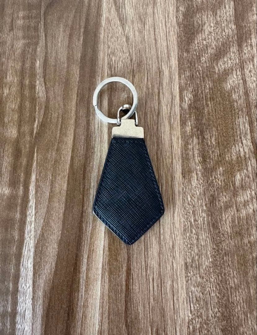 PRADA サフィアーノレザー キーホルダー 黒