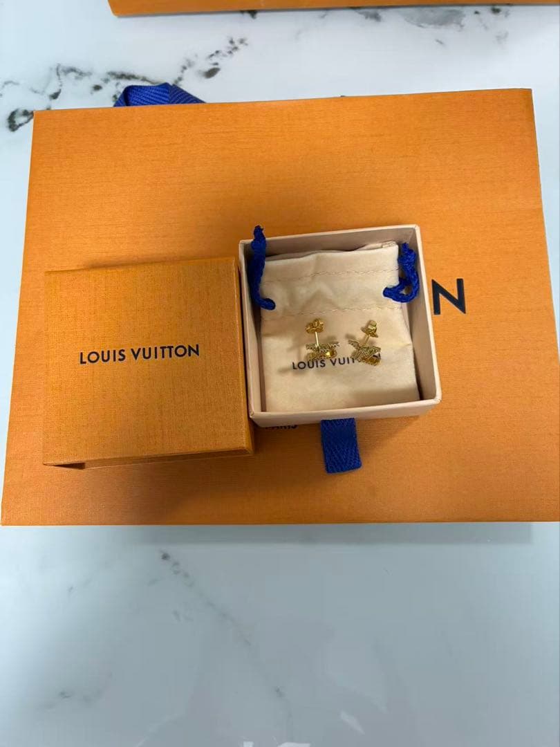 Louis Vuitton ゴールドロゴピアス