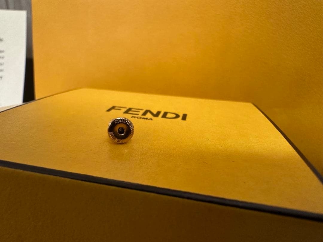 最終値下げ・早い者勝ち'FENDI 片耳ピアスFFロゴ　ゴールドスタッズピアス