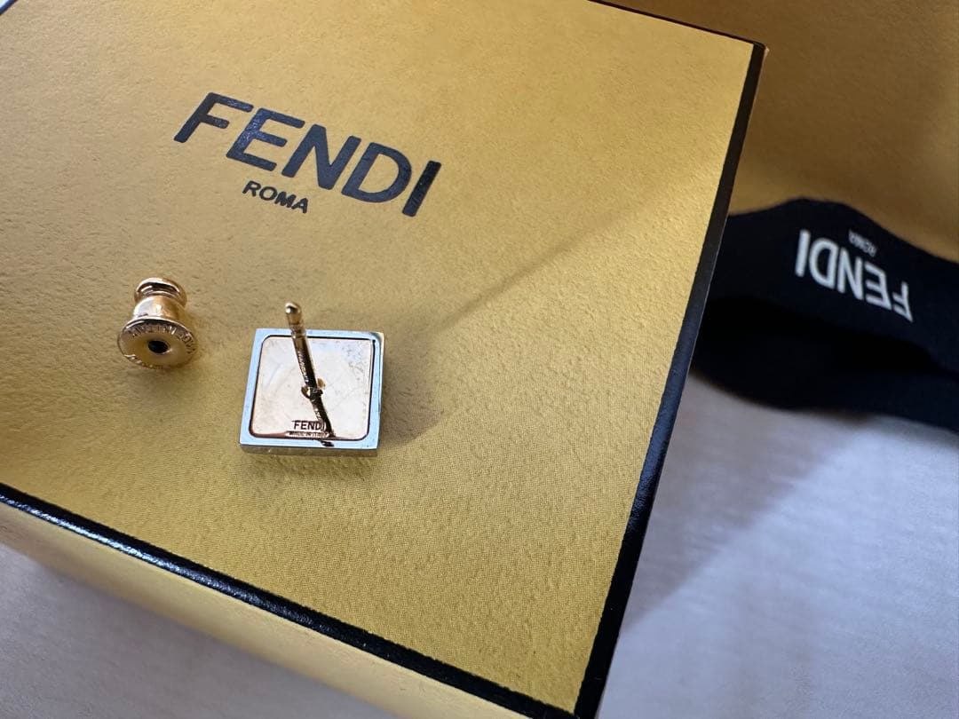 最終値下げ・早い者勝ち'FENDI 片耳ピアスFFロゴ　ゴールドスタッズピアス