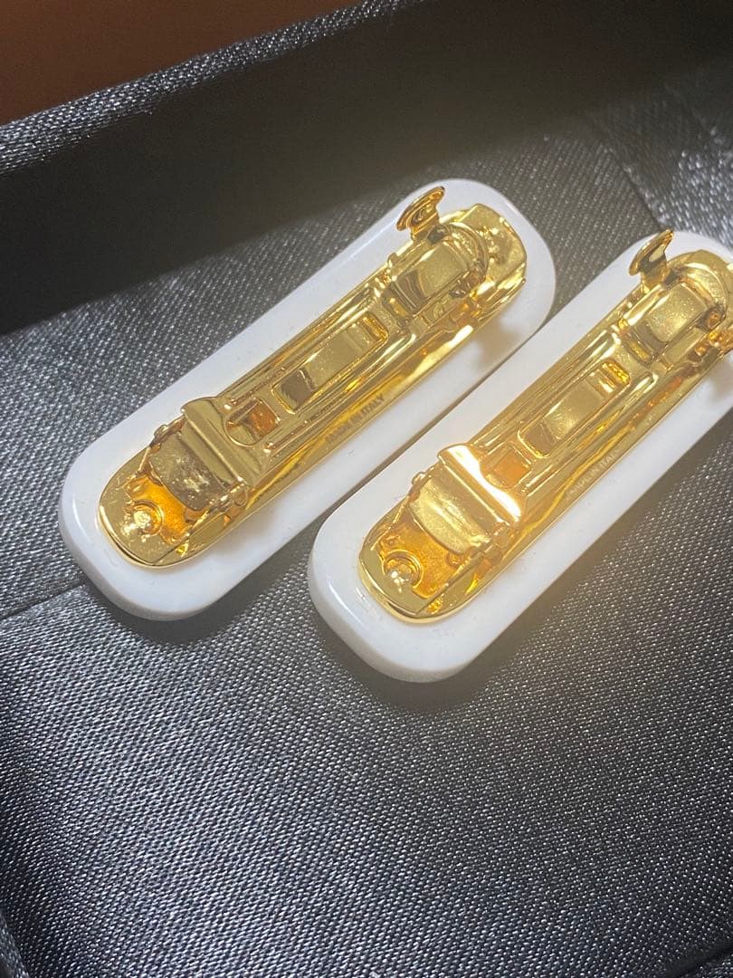 miu miu ロゴヘアピンセット　白