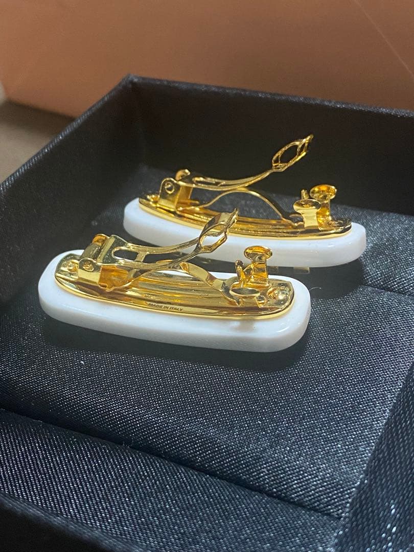 miu miu ロゴヘアピンセット　白