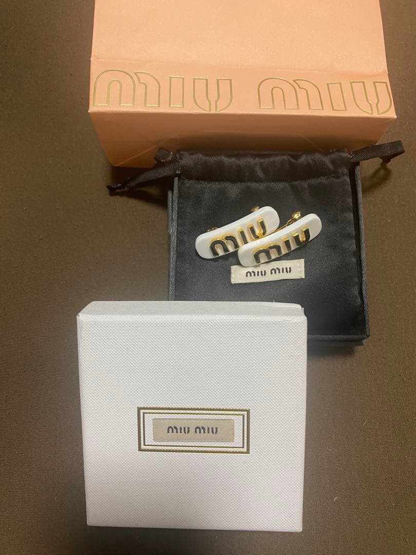 miu miu ロゴヘアピンセット　白