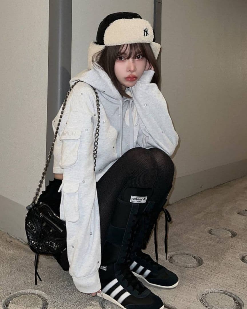 ダーリッチ クロップドビジューフーディ グレー