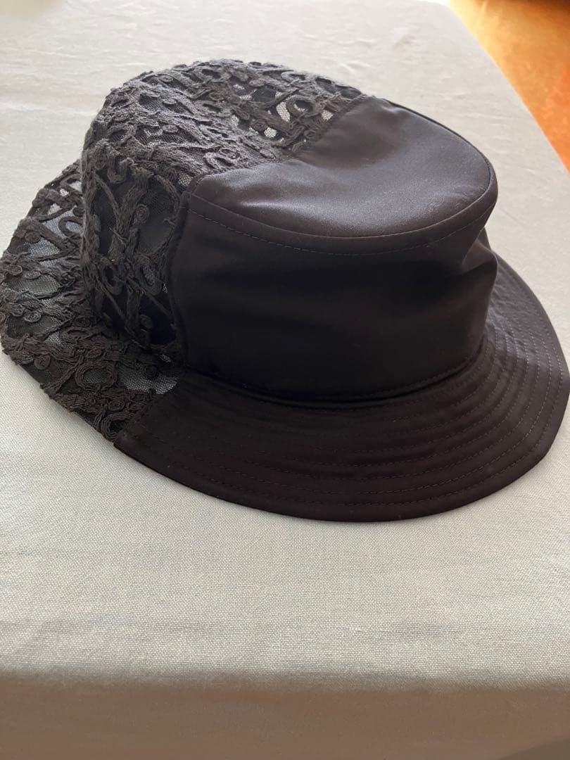 レース付き黒バケットハット