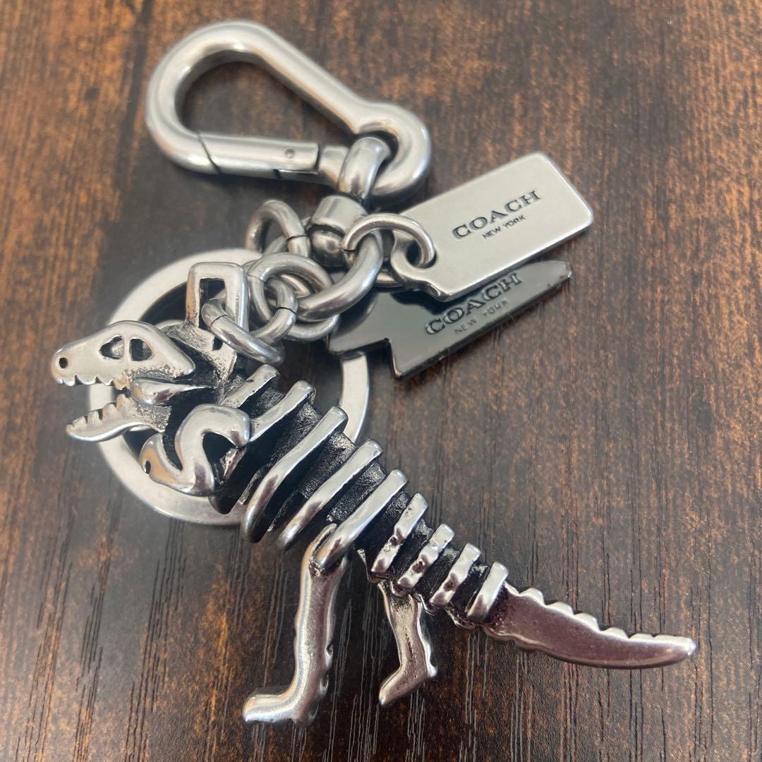 COACH レキシー キーホルダー ダイナソー メタル 恐竜 チャーム