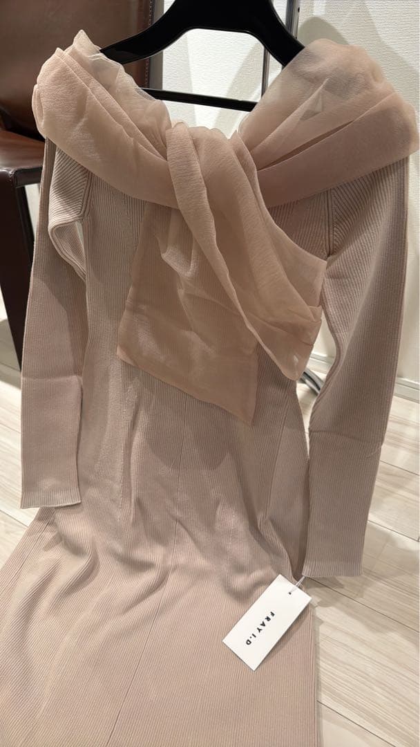 フレイアイディー　新品タグ付き　オフショルニットワンピース　1サイズ