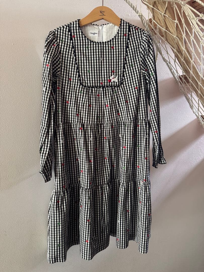 新品未使用familiarギンガムチェック刺繍ワンピース（長袖）