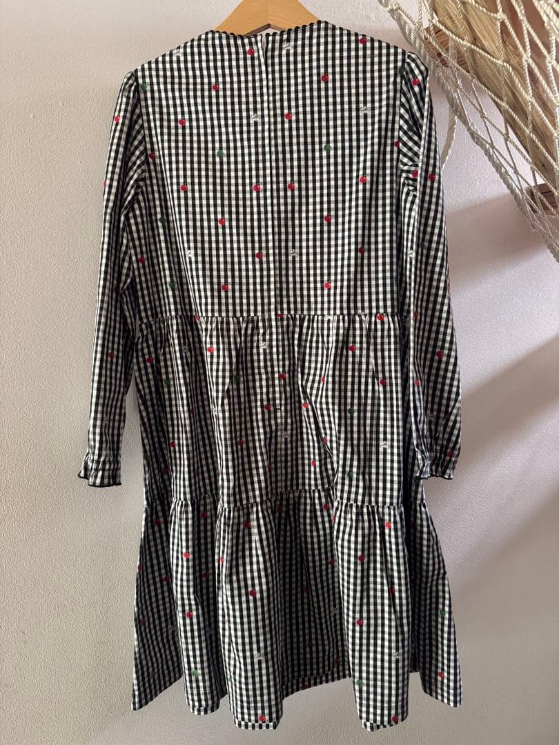 新品未使用familiarギンガムチェック刺繍ワンピース（長袖）