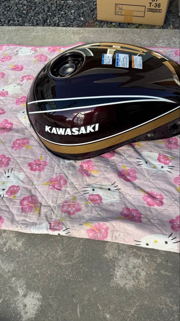 2025モデル z900rs ガソリンタンク　キャンディートーンレッド　新品