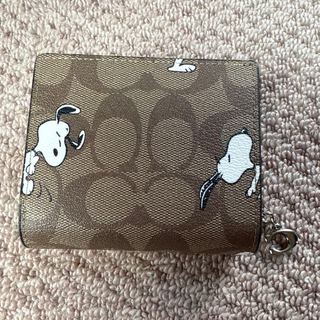 COACH 　二つ折り財布　ｃチャーム　スヌーピー