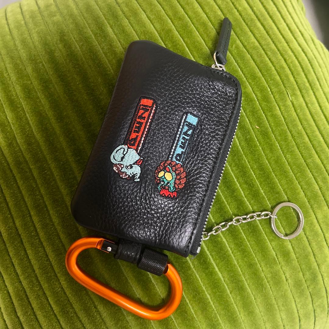 イアパピヨネ 「PEZ(ペッツ) ×ear」「牛革」カラビナ付きパス＆キーケース