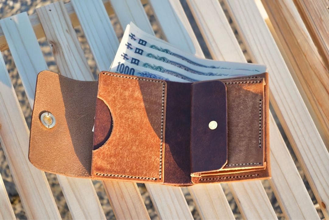 コンパクト革財布　旅するネコ　ヴィアッジオ