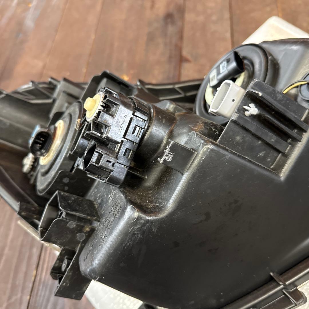 トヨタ 純正 アクア 中期 ヘッドライト 左 P席側