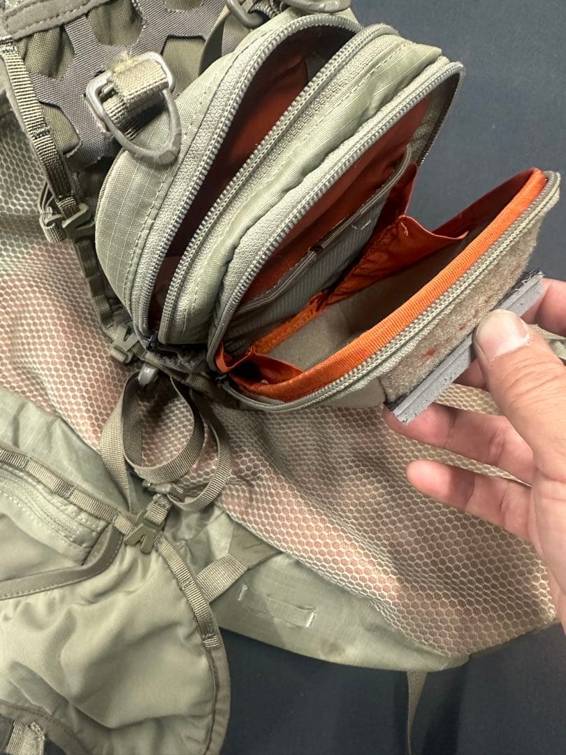 simms フライウェイト・パックベスト + スモールポッド