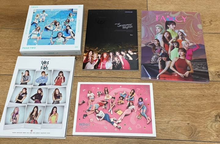 サナ　ミナ　モモ　ナヨンtwice アルバム　トレカ　写真集　缶バッジ　アクスタ