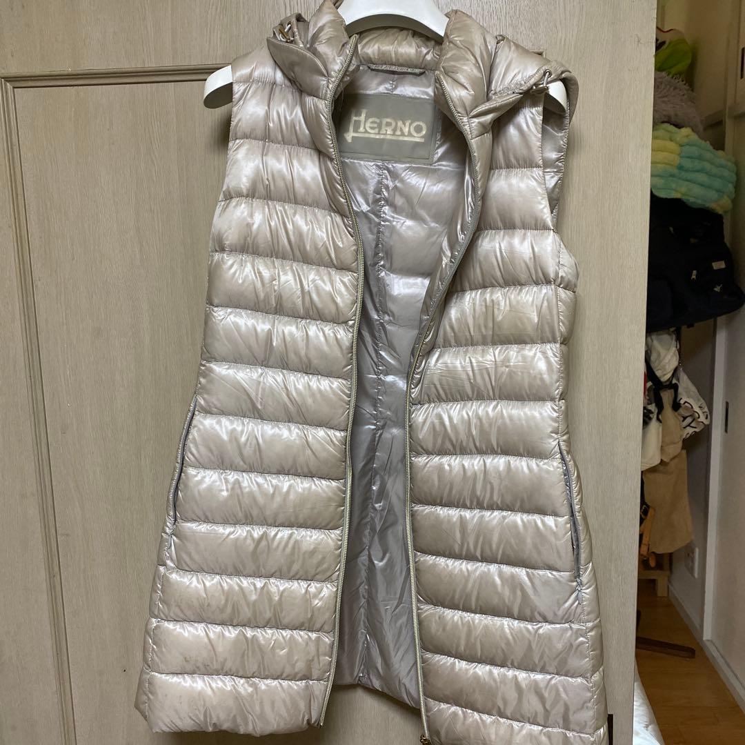 Herno フード付きシルバーキルティングダウンベストロング