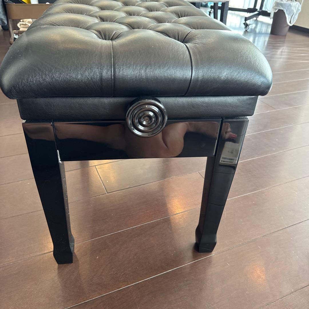 黒のピアノベンチ ボタン留め