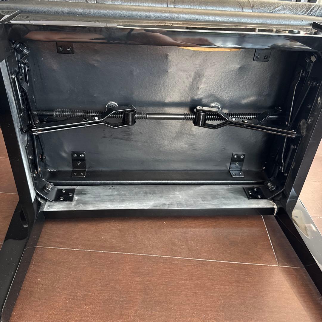 黒のピアノベンチ ボタン留め